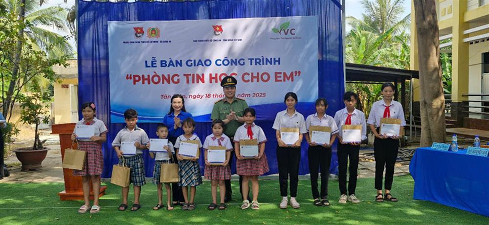 Thượng tá Đồng Đức Vũ, Trưởng ban Thanh niên CAND trao tặng học bổng cho học sinh hiếu học.