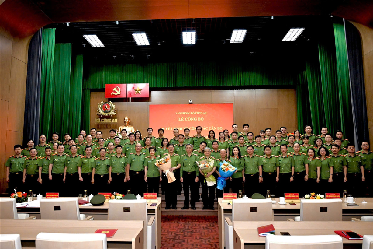 Các đại biểu chụp ảnh lưu niệm.