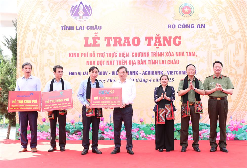 Các đơn vị tài trợ trao kinh phí hỗ trợ thực hiện Chương trình xoá nhà tạm, nhà dột nát trên địa bàn tỉnh Lai Châu trước sự chứng kiến của lãnh đạo Bộ Công an và lãnh đạo tỉnh Lai Châu.