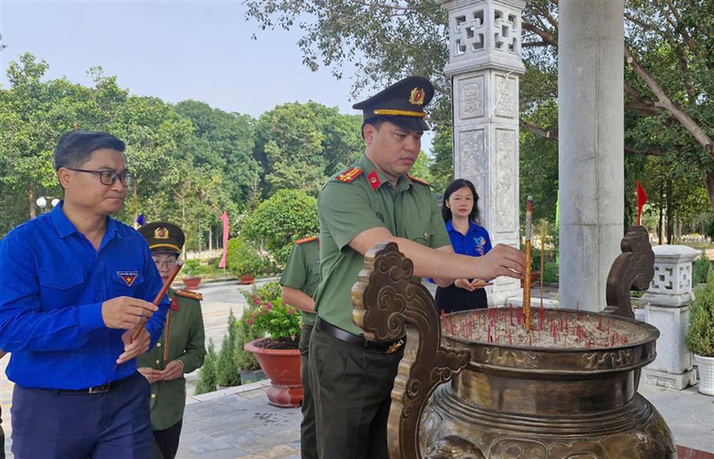 Đoàn công tác của tuổi trẻ CAND do Thượng tá Đồng Đức Vũ, Trưởng ban Thanh niên CAND làm Trưởng đoàn đã dâng hương, dâng hoa tri ân các Anh hùng, Liệt sỹ tại Nghĩa trang Liệt sỹ Đồi 8.