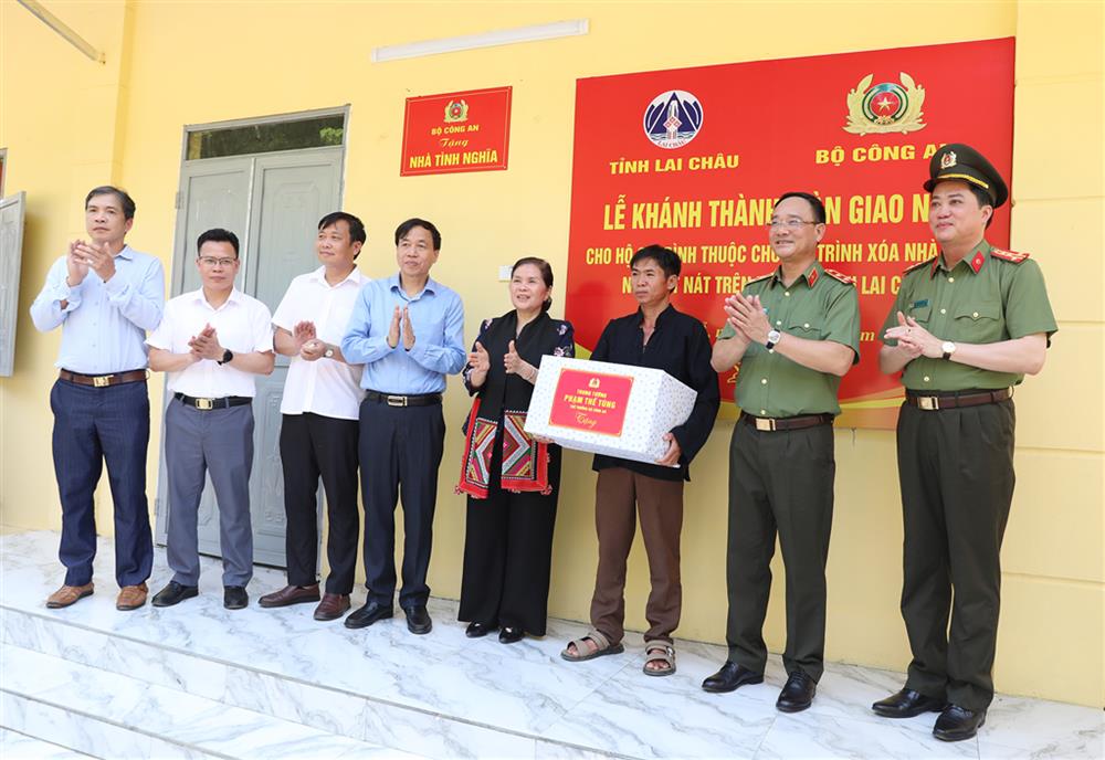 Lãnh đạo Bộ Công an và lãnh đạo tỉnh Lai Châu trao nhà, trao quà cho hộ gia đình anh Lừu Văn Tín ở bản Huổi Hán, xã Nậm Xe, huyện Phong Thổ.