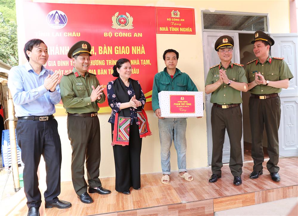 Lãnh đạo Bộ Công an và lãnh đạo tỉnh Lai Châu trao nhà, trao quà cho hộ gia đình anh Lừu Văn Vượng, bản Mấn 2, xã Nậm Xe, huyện Phong Thổ.