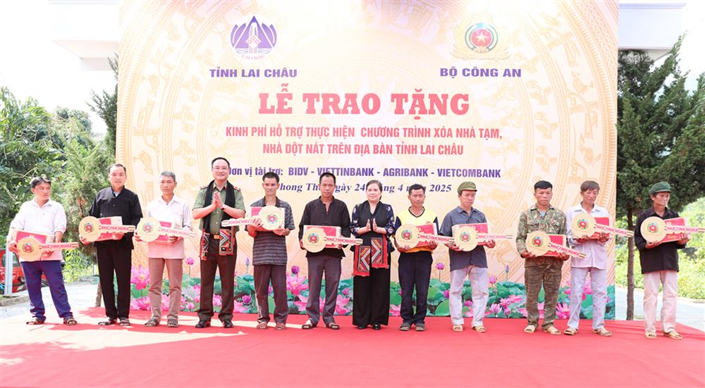 Thứ trưởng Phạm Thế Tùng cùng Bí thư Tỉnh ủy Giàng Páo Mỷ đã trao 10 chìa khóa tượng trưng và phần quà cho 10 hộ dân xã Nậm Xe vừa được xây mới nhà ở.