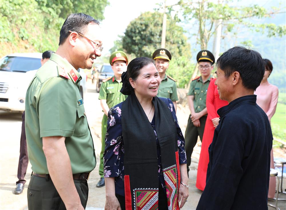 Thứ Trưởng Phạm Thế Tùng và Bí thư Tỉnh uỷ Lai Châu Giàng Páo Mỷ thăm hỏi, chúc mừng hộ dân được nhận nhà mới.