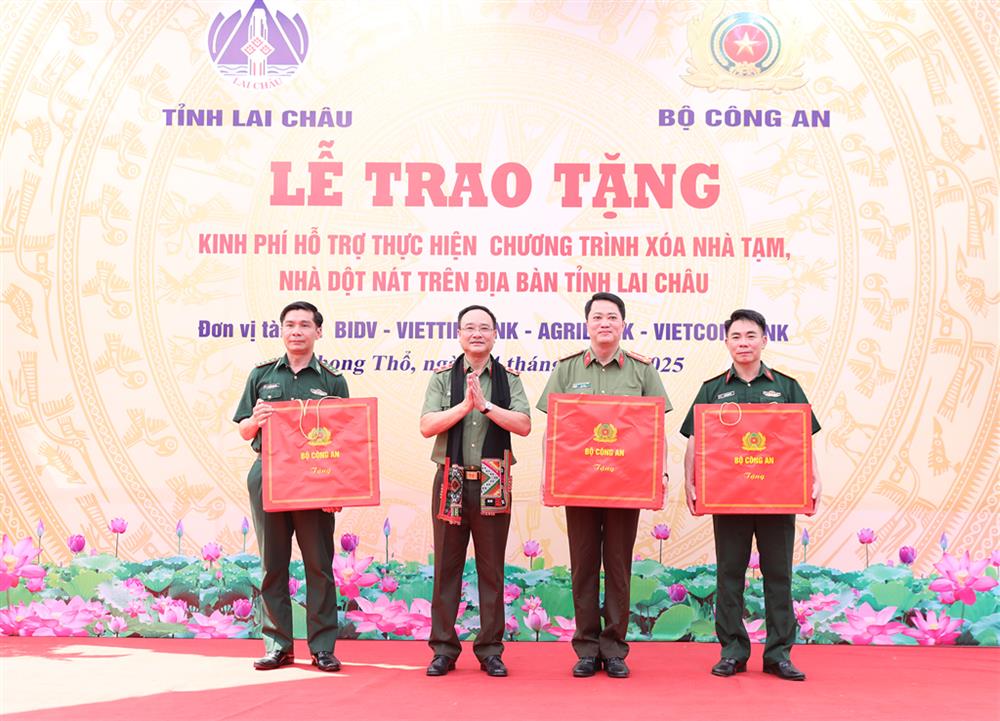 Thứ trưởng Phạm Thế Tùng trao quà của Bộ Công an cho các đơn vị lực lượng vũ trang tỉnh Lai Châu.