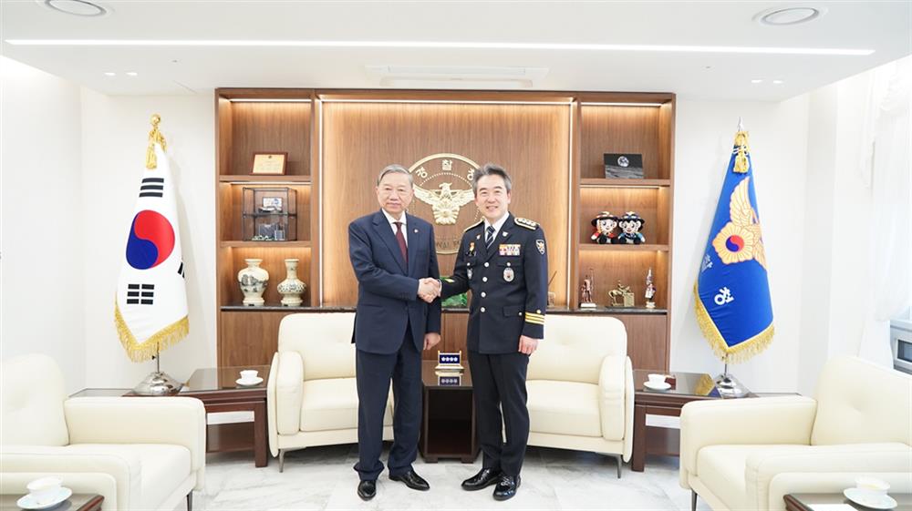 Bộ trưởng Tô Lâm và Tư lệnh Cơ quan Cảnh sát quốc gia Hàn Quốc Yoon Heegeun.