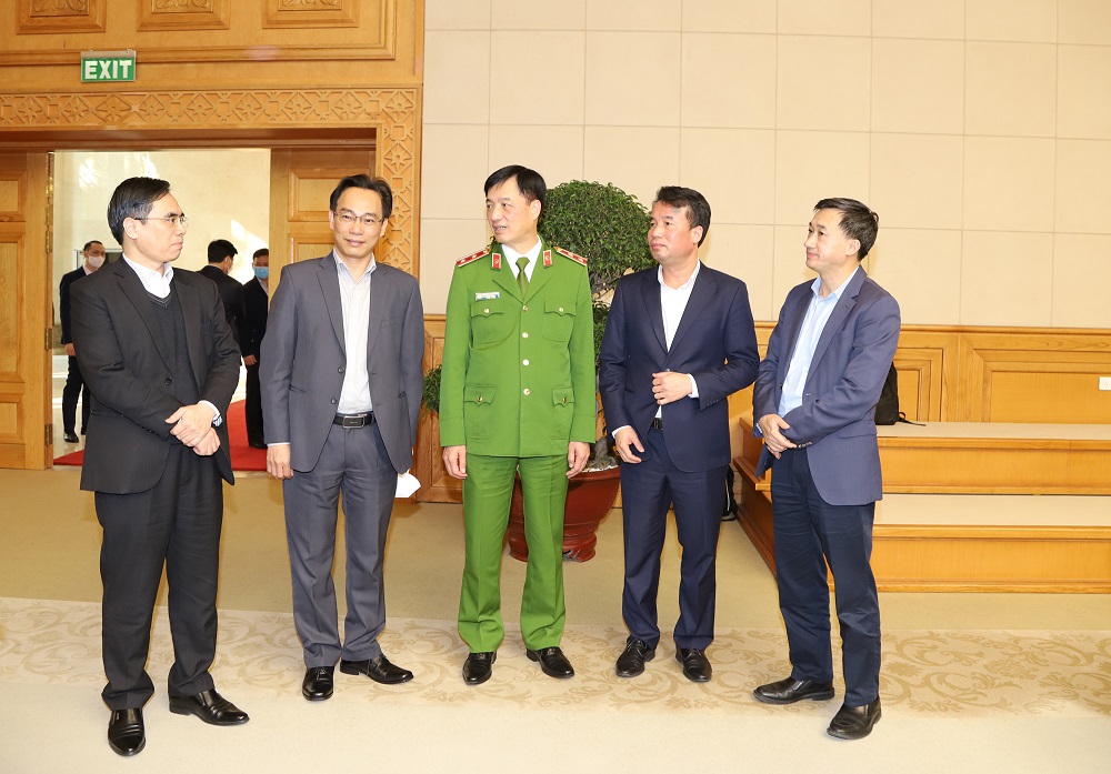 Các đại biểu trao đổi ngoài Hội nghị.
