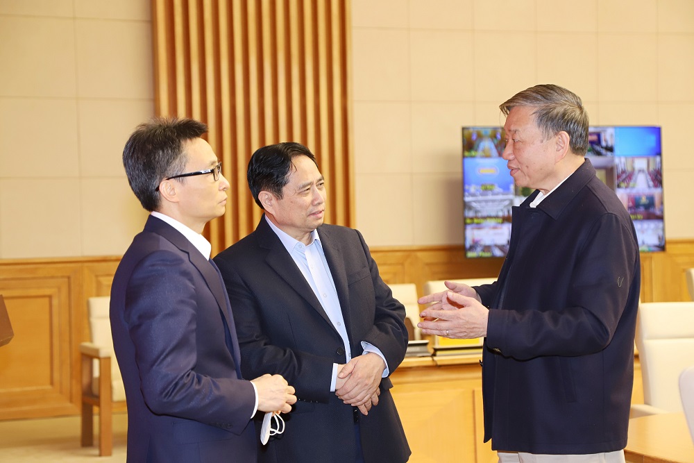 Thủ tướng Phạm Minh Chính, Phó Thủ tướng Vũ Đức Đam và Bộ trưởng Tô Lâm trao đổi ngoài Hội nghị.