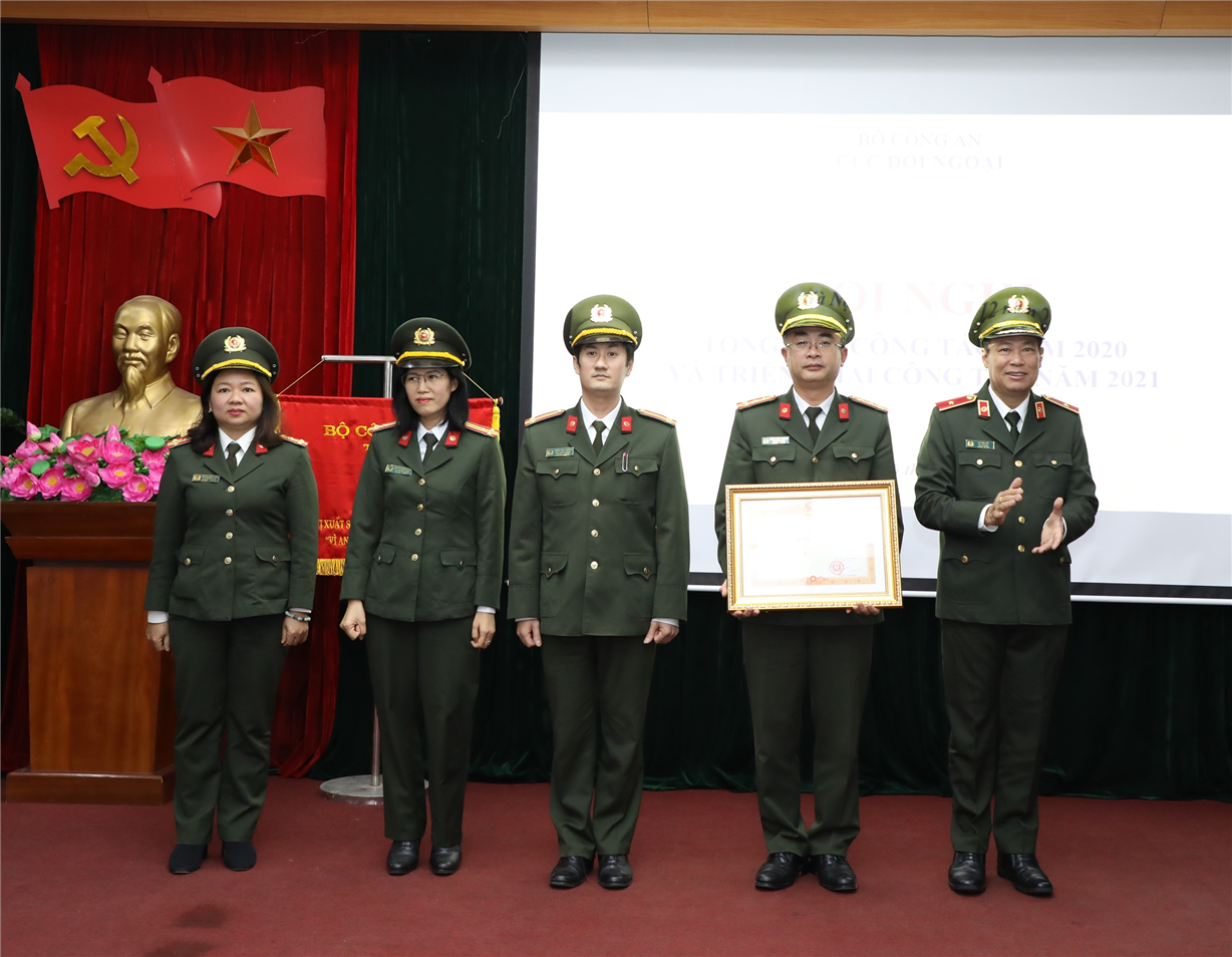 Thừa ủy quyền của Thủ tướng Chính phủ, Thứ trưởng Lê Tấn Tới trao Bằng khen của Thủ tướng Chính phủ tặng 01 tập thể thuộc Cục Đối ngoại có thành tích trong chiến đấu và phục vụ chiến đấu, góp phần bảo vệ an ninh quốc gia, đảm bảo trật tự an toàn xã hội.
