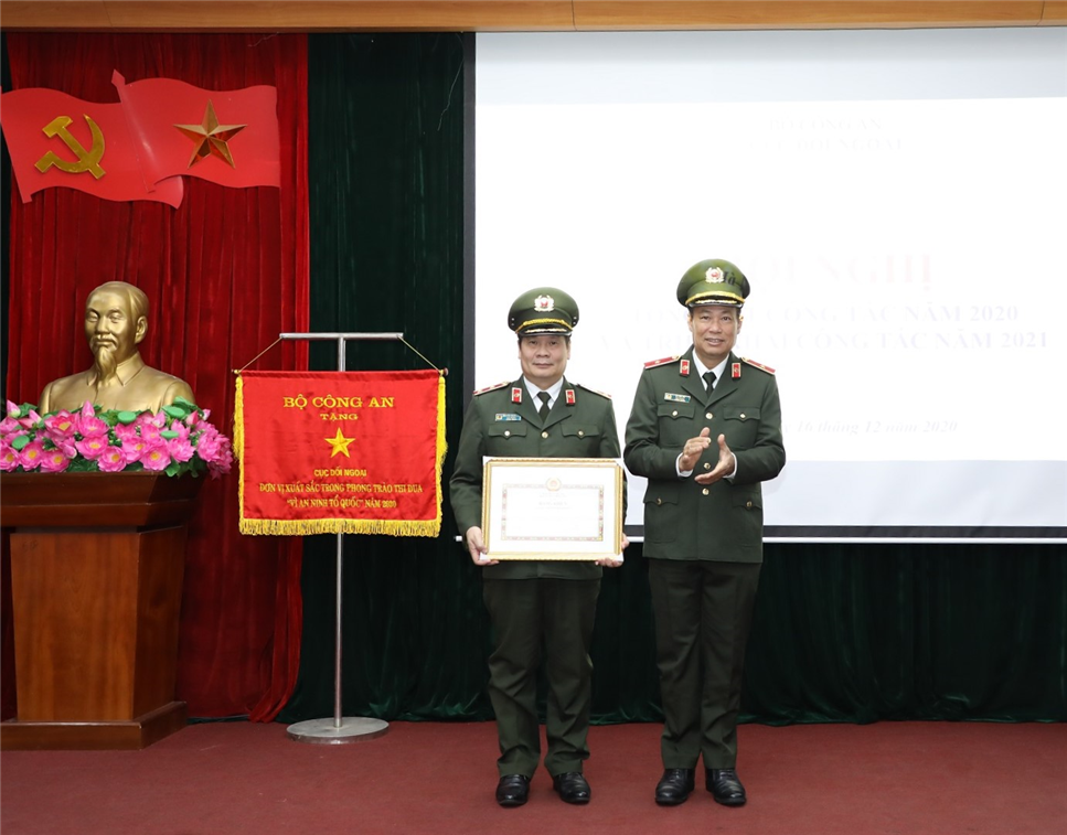Thứ trưởng Lê Tấn Tới trao Bằng khen của Bộ trưởng Bộ Công an tặng Trung tướng Nguyễn Thanh Sơn, Cục trưởng Cục Đối ngoại.