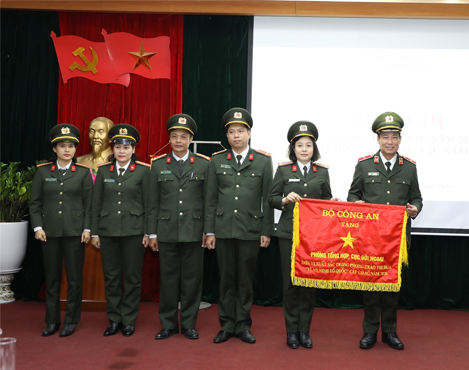 Thứ trưởng Lê Tấn Tới trao Cờ thi đua của Bộ Công an tặng Phòng Tổng hợp - Cục Đối ngoại, đơn vị có nhiều thành tích xuất sắc trong phong trào thi đua “Vì an ninh Tổ quốc” cấp cơ sở năm 2020.