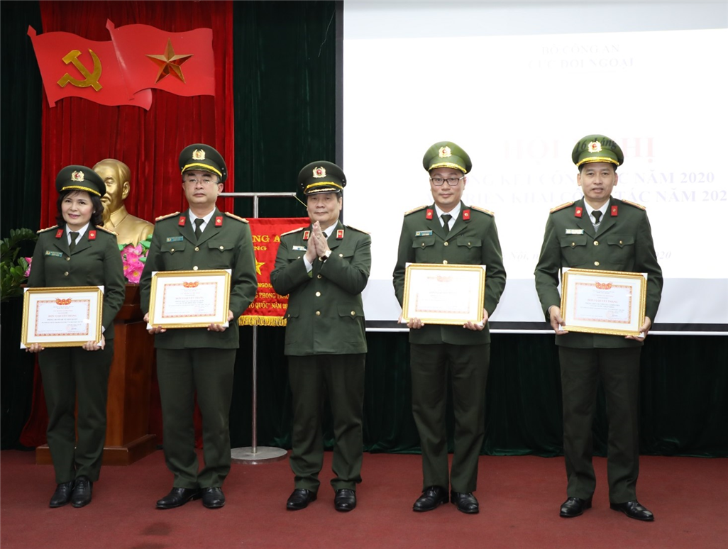 Trung tướng Nguyễn Thanh Sơn, Cục trưởng Cục Đối ngoại trao danh hiệu Đơn vị Quyết thắng năm 2020 tặng 04 đơn vị có thành tích xuất sắc.
