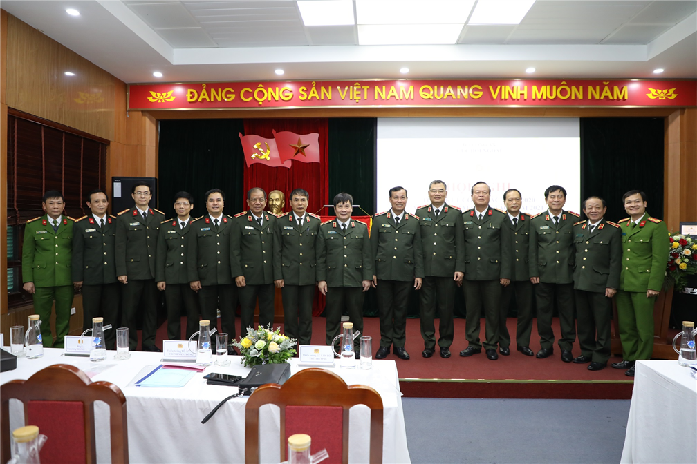 Thứ trưởng Lê Tấn Tới và các đại biểu tại Hội nghị.