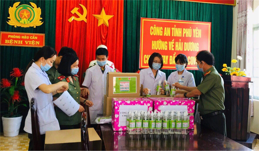 Phòng Hậu cần Công an tỉnh Phú Yên pha chế nước rửa tay sát khuẩn ủng hộ Công an tỉnh Hải Dương.