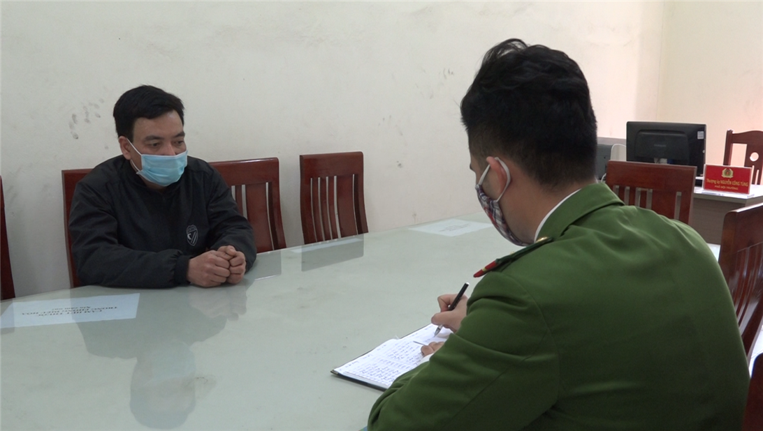 Công an thị xã Kinh Môn (Hải Dương) làm việc với đối tượng chống người thi hành công vụ tại chốt kiểm dịch.