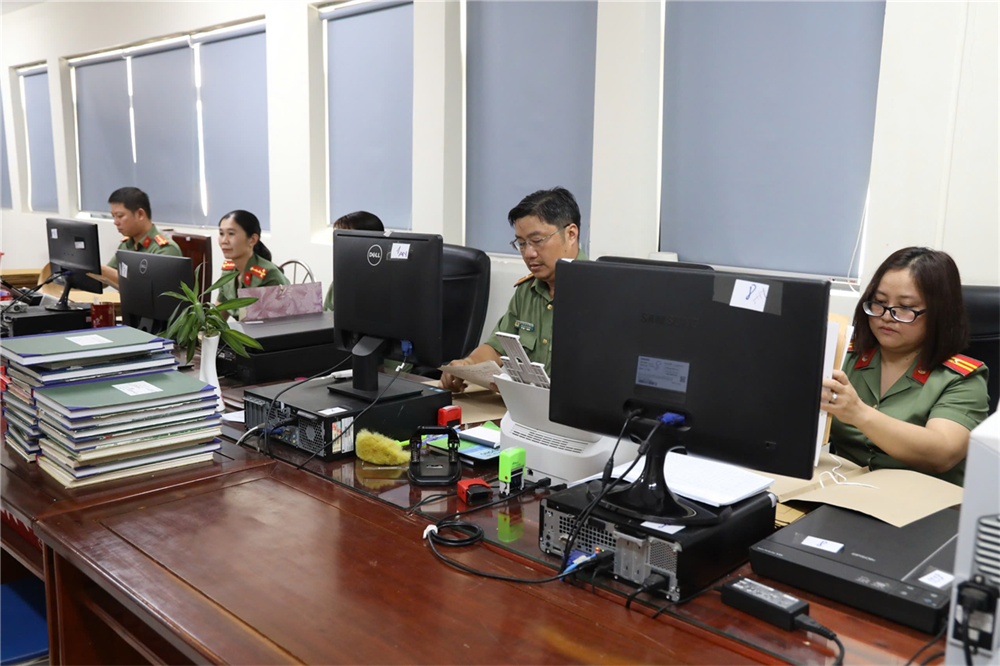Từng cán bộ, chiến sĩ Phòng Hồ sơ nghiệp vụ luôn động viên nhau, cùng cố gắng phấn đấu hoàn thành chỉ tiêu đề ra.