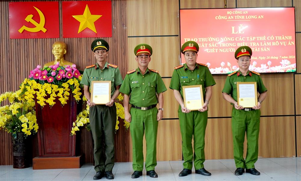 Đại tá Phạm Thanh Tâm thưởng nóng 20 triệu đồng cho các tập thể.