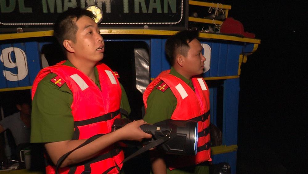 Công an thành phố Mỹ Tho tuần tra, kiểm soát phòng, chống khai thác cát trái phép trên sông Tiền.
