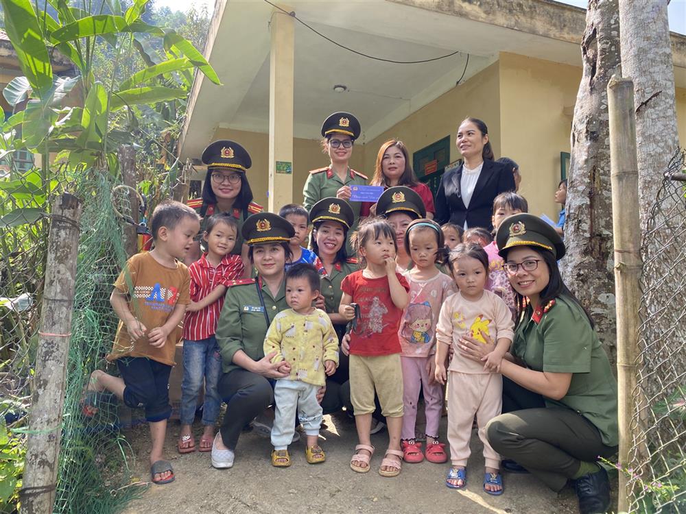 Các Hội viên Hội Phụ nữ Văn phòng Bộ Công an trao quà cho các cháu học sinh mầm non.