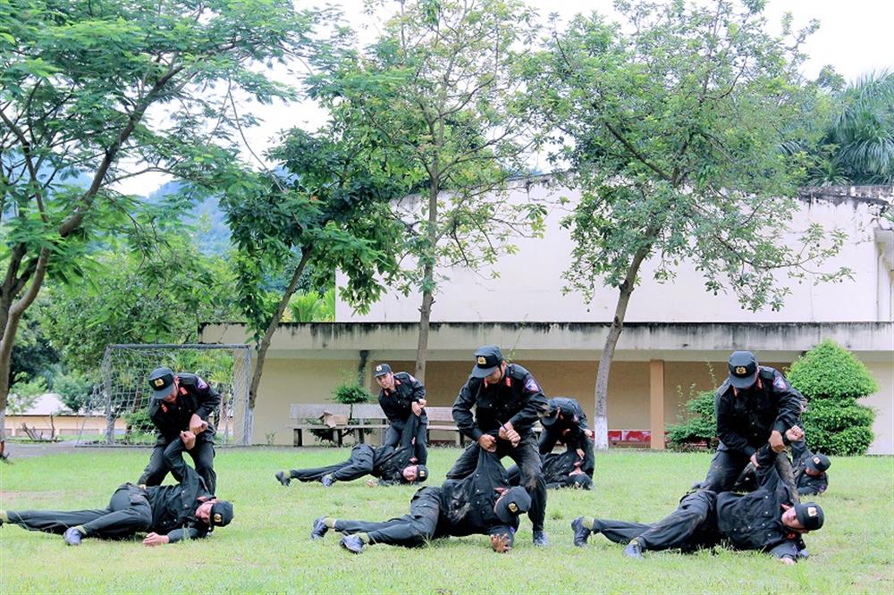 Lực lượng CSCĐ Công an Sơn La tập luyện sẵn sàng chiến đấu.