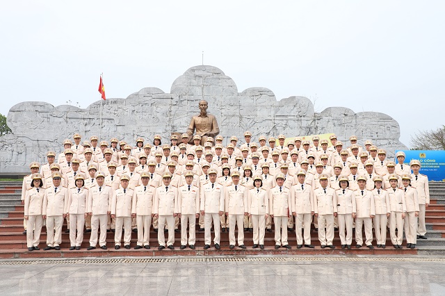 Đoàn đại biểu Công an tỉnh Hà Nam tại Khu lưu niệm Sáu điều Bác Hồ dạy.