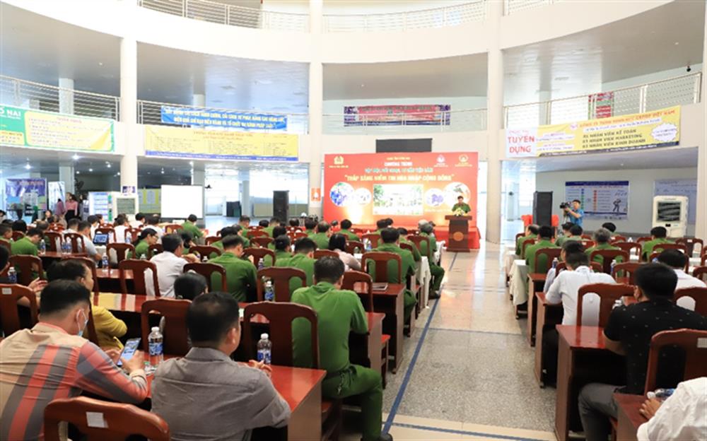 Toàn cảnh chương trình “thắp sáng niềm tin hòa nhập cộng đồng”.