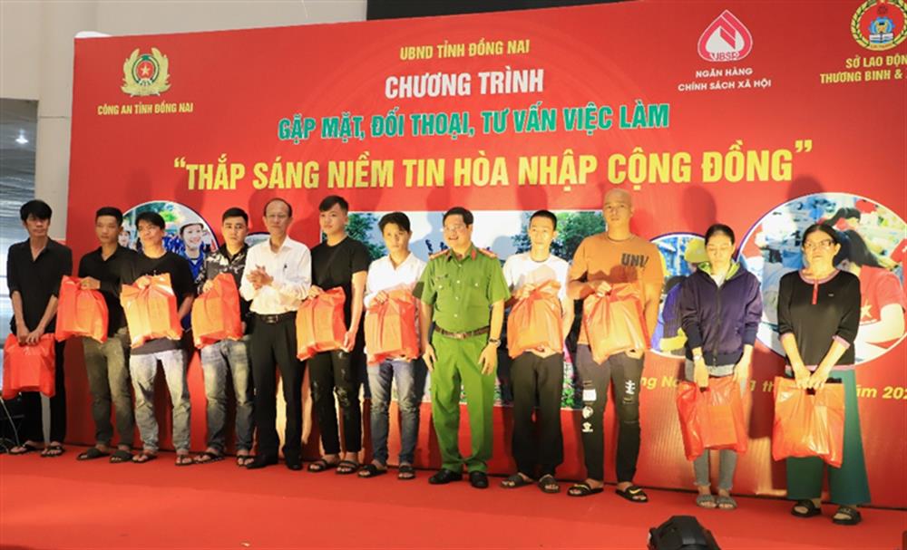 Lãnh đạo Công an tỉnh Đồng Nai tặng quà cho người chấp hành xong án phạt tù tái hòa nhập cộng đồng có hoàn cảnh khó khăn.