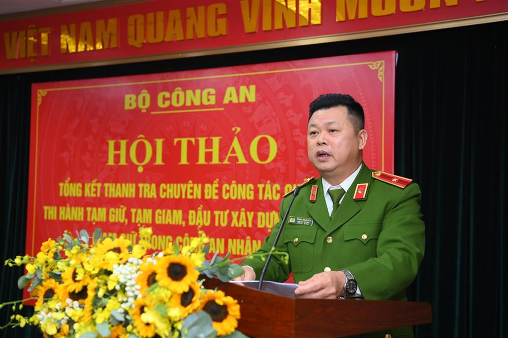 Các đại biểu tham luận tại Hội thảo.