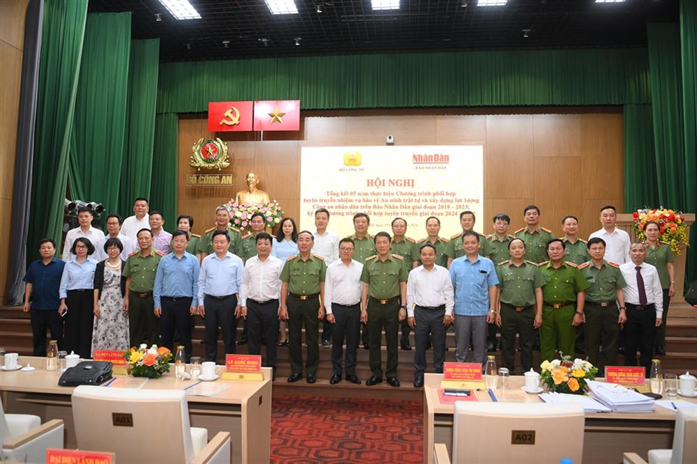 Bộ trưởng Lương Tam Quang với các đại biểu tham dự Hội nghị.