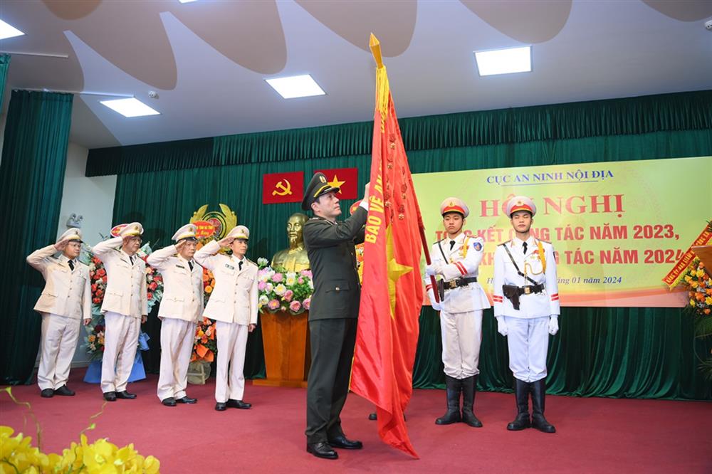 Thừa ủy quyền, Thứ trưởng Lương Tam Quang trao Huân chương Chiến công hạng Nhất tặng tập thể Phòng 5 Cục An ninh nội địa.