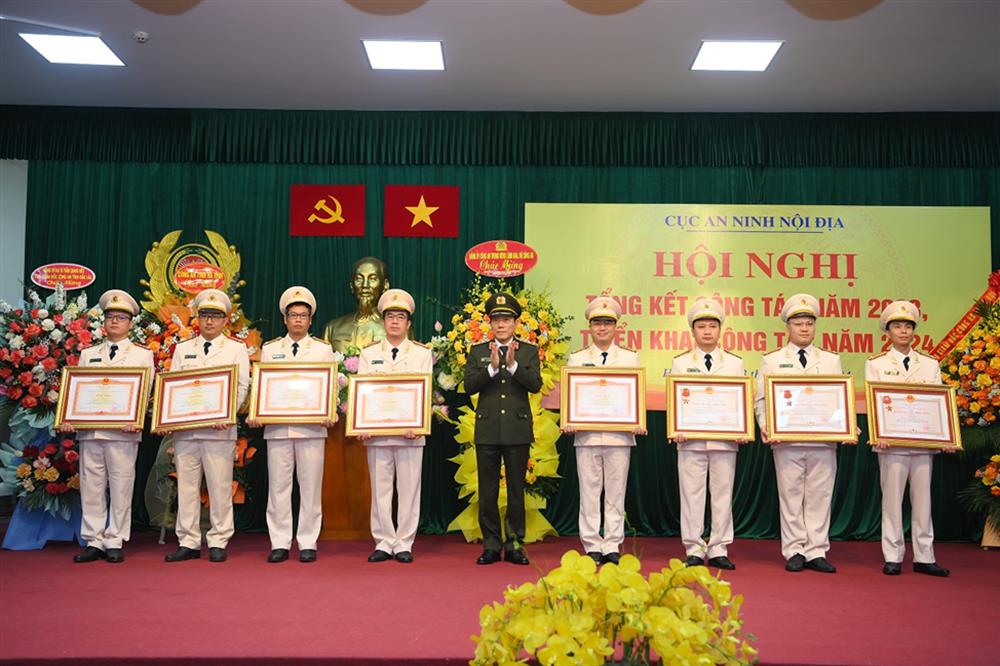 Thừa ủy quyền, Thứ trưởng Lương Tam Quang trao Huân chương Chiến công các hạng tặng các cá nhân và trao Bằng khen của Thủ tướng Chính phủ tặng các tập thể, cá nhân.