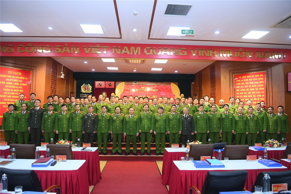 Thứ trưởng Nguyễn Văn Long với các đại biểu tham dự Hội nghị.