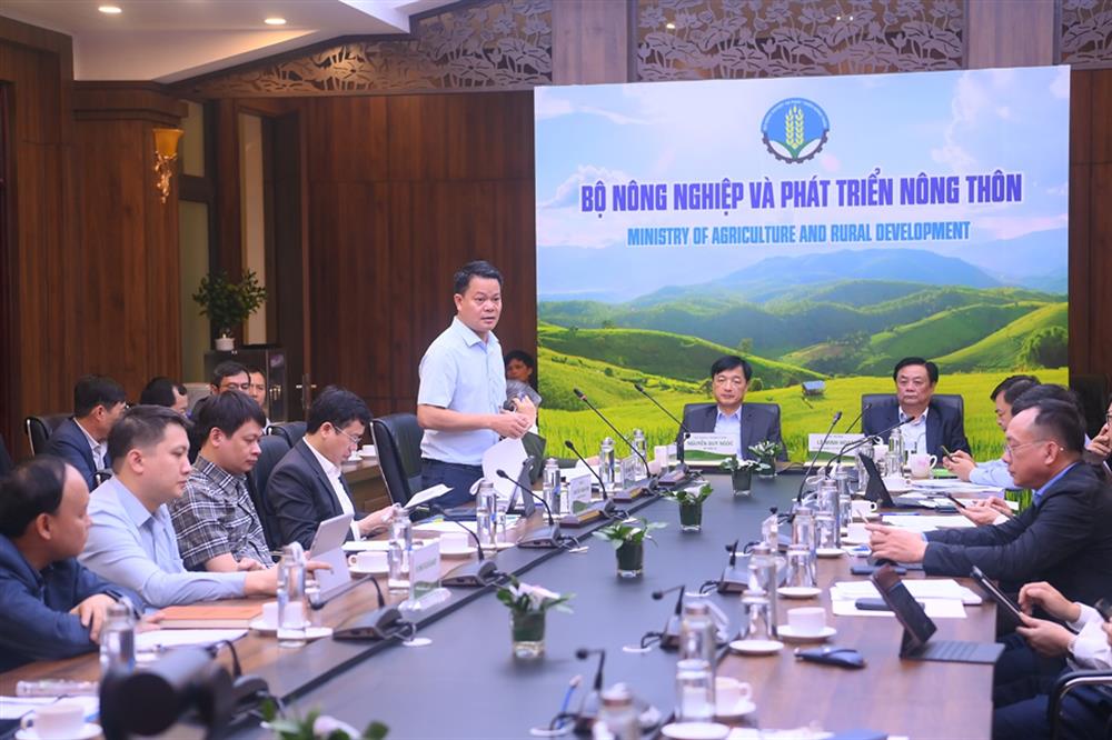 Đại tá Vũ Văn Tấn, Phó Cục trưởng Cục Quản lý hành chính về trật tự xã hội, thành viên Đoàn công tác phát biểu tại buổi làm việc.