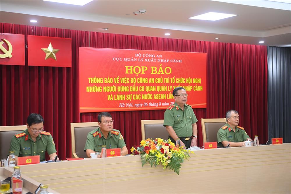Thiếu tướng Phạm Đăng Khoa, Cục trưởng Cục Quản lý XNC Bộ Công an chủ trì hội nghị.