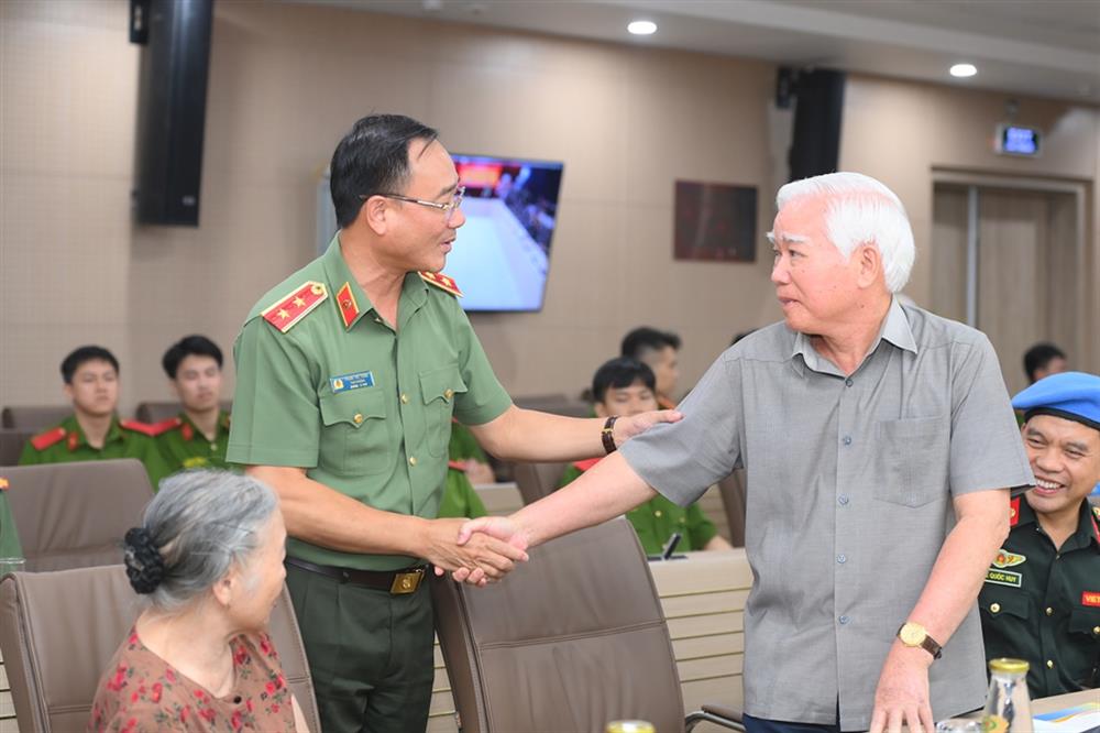 Thứ trưởng Phạm Thế Tùng thăm hỏi Thiếu tướng, Anh hùng lực lượng vũ trang nhân dân Trịnh Văn Vệ, nguyên Giám đốc Công an tỉnh Nam Định, thân nhân gia đình của Trung tá Trịnh Xuân Hiển.