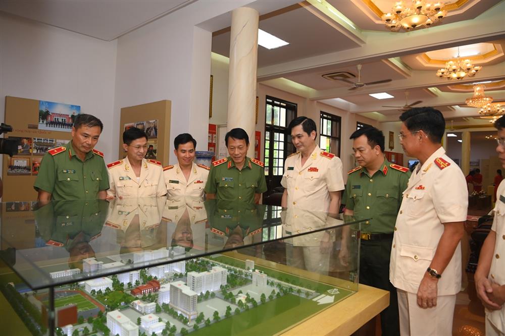 Bộ trưởng Lương Tam Quang và Ban Giám hiệu Học viện ANND thăm quan mô hình học viện.