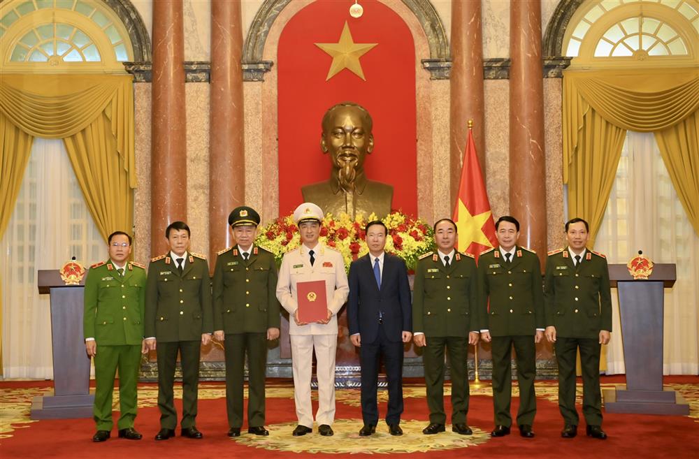 Chủ tịch nước Võ Văn Thưởng và các đồng chí lãnh đạo Bộ Công an tặng hoa chúc mừng Thứ trưởng Nguyễn Duy Ngọc.