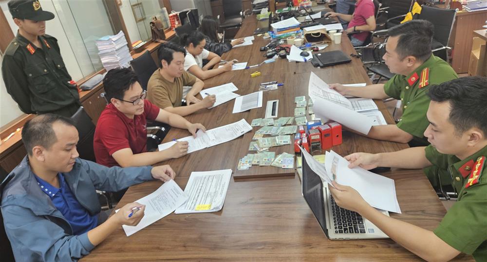 Lực lượng Công an làm việc với các đối tượng trong vụ án.