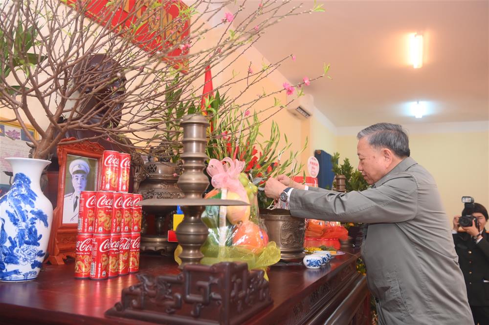 Đại tướng Tô Lâm, Bộ trưởng Bộ Công an cùng các đồng chí lãnh đạo tỉnh dâng hương tại Nhà lưu niệm Trung tâm.