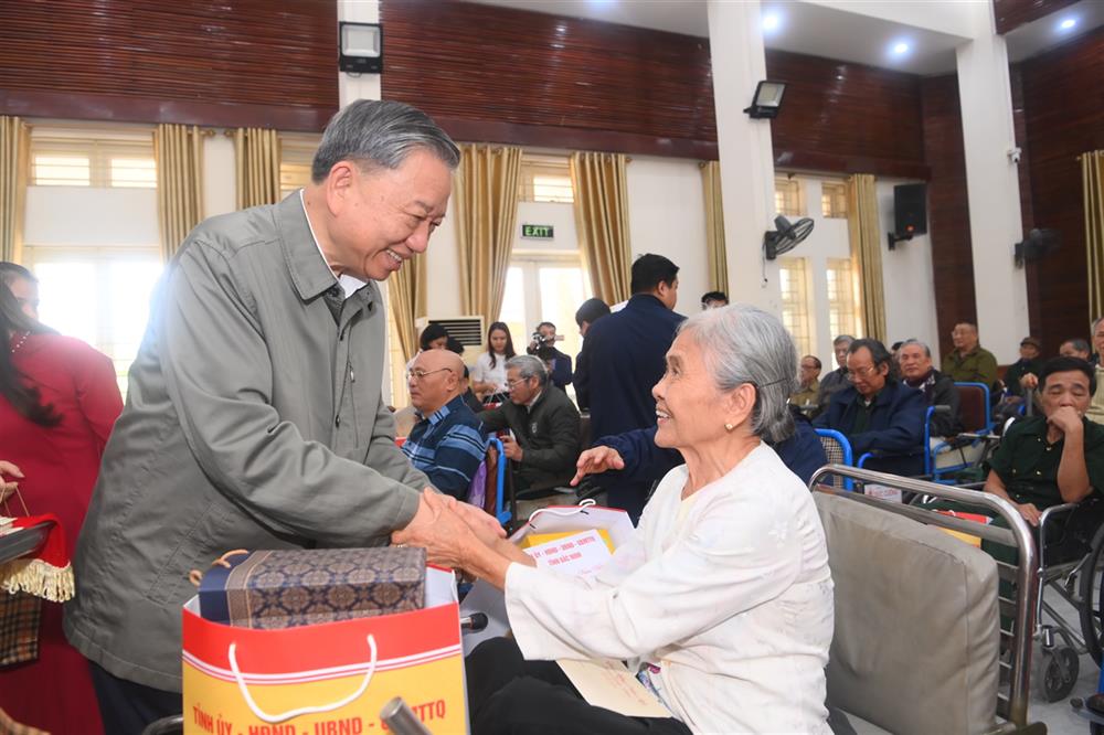 Đại tướng Tô Lâm, Bộ trưởng Bộ Công an động viên, tặng quà các thương binh, bệnh binh tại Trung tâm Điều dưỡng Thương binh Thuận Thành.