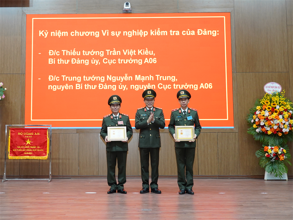 Thứ trưởng Lương Tam Quang trao Kỷ niệm chương Vì sự nghiệp kiểm tra của Đảng tặng 02 cá nhân.