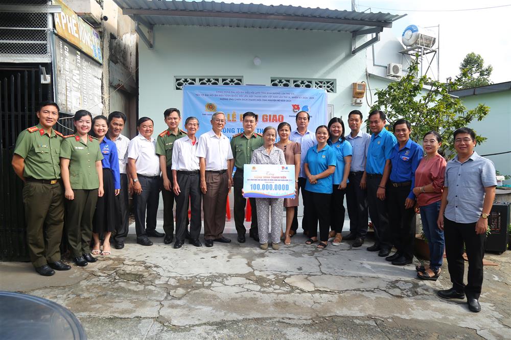 Đại diện các đơn vị đã tổ chức bàn giao và trao tặng các phần quà chúc mừng gia đình bà Đỗ Thị Minh Nguyệt.