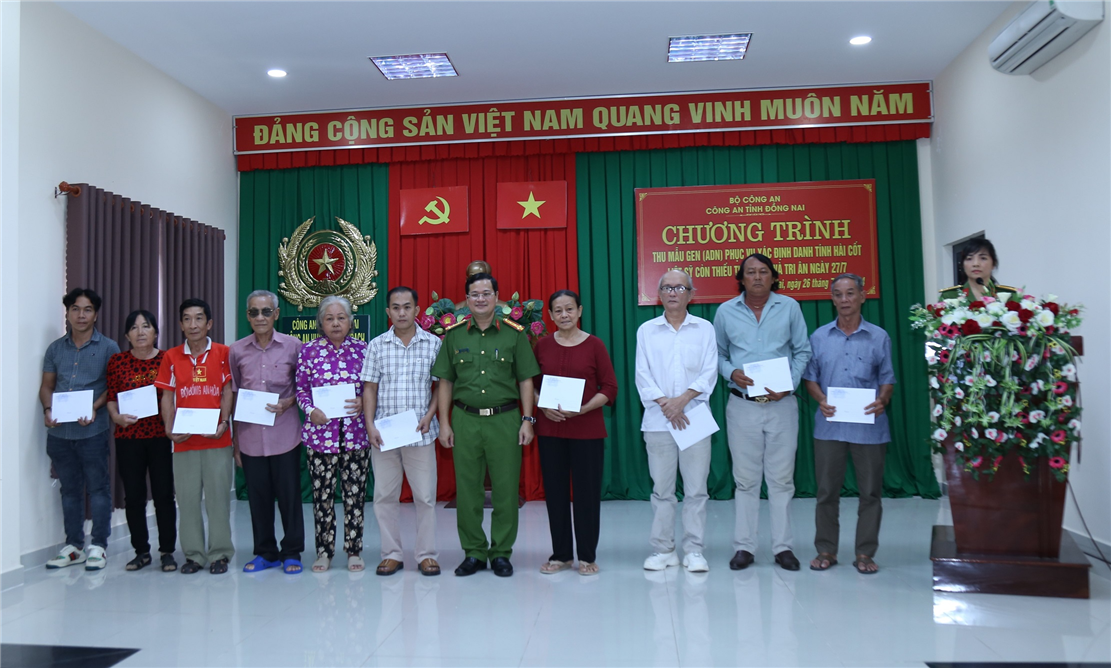 Đại tá Trần Anh Sơn, Phó Giám đốc Công an tỉnh Đồng Nai tặng quà cho các thân nhân các liệt sĩ.