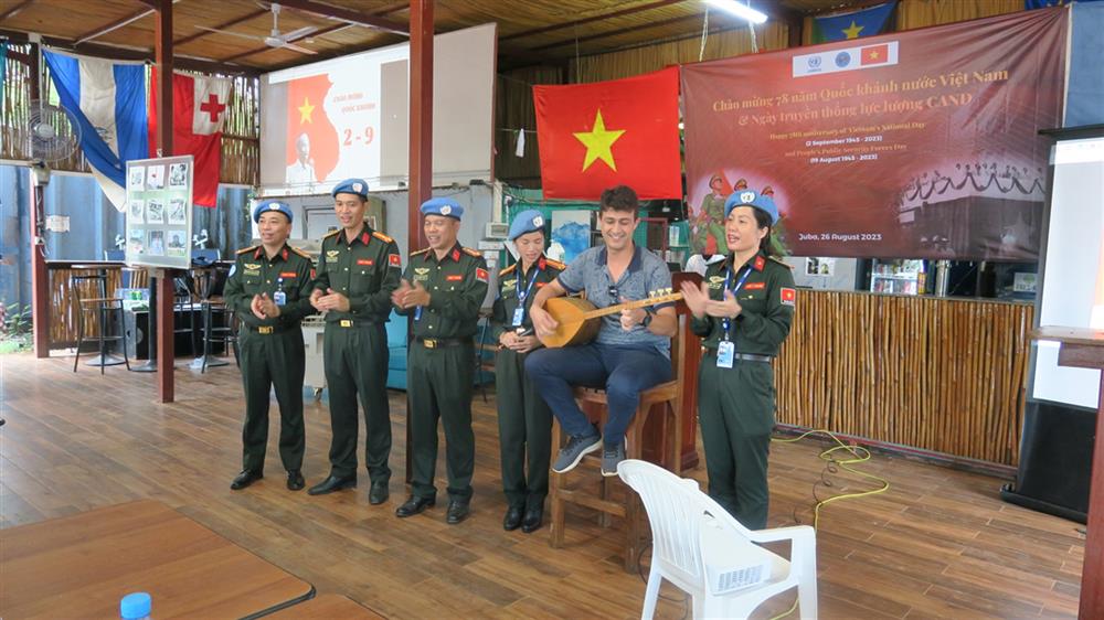 Bài hát “Như có Bác Hồ trong ngày vui đại thắng” được các cán bộ Công an nhân dân Việt Nam hát vang tại Nam Sudan.