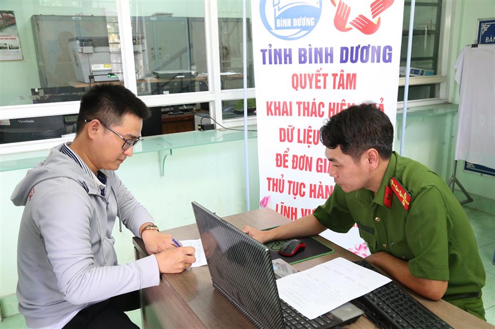 Lực lượng Công an cơ sở hướng dẫn người dân khai thác dữ liệu đất đai để thực hiện thủ tục hành chính trong lĩnh vực cư trú.