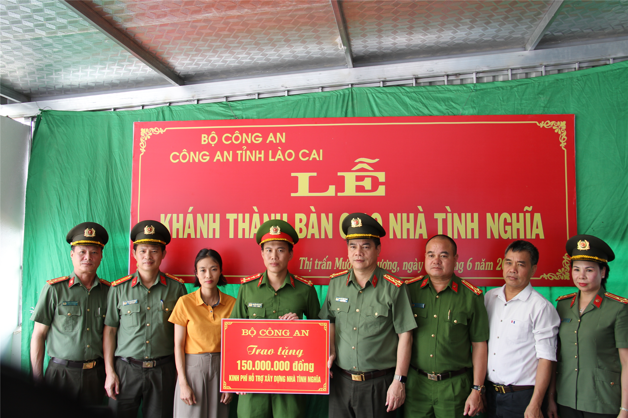 Khánh thành nhà tình nghĩa cho cán bộ, chiến sĩ.