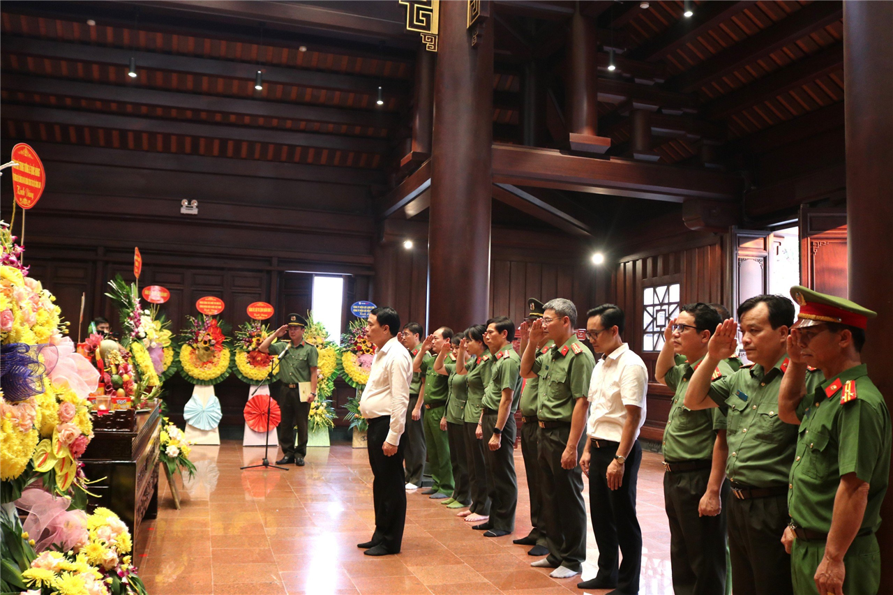 Trung tướng Lê Quốc Hùng, Ủy viên BCH Trung ương Đảng, Thứ trưởng Bộ Công an cùng đoàn công tác dâng hương Đền thờ Liệt sỹ chiến trường Điện Biên Phủ.
