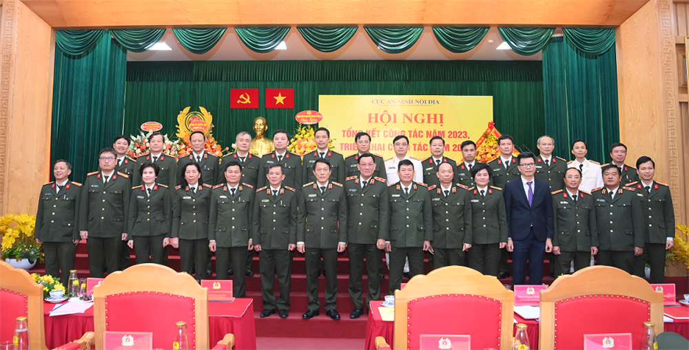 Thứ trưởng Lương Tam Quang với các đại biểu tham dự Hội nghị.