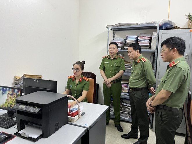Đoàn công tác kiểm tra thực tiễn công tác xây dựng Công an phường điển hình, kiểu mẫu về an ninh trật tự và văn minh đô thị tại Công an phường Ô Chợ Dừa.