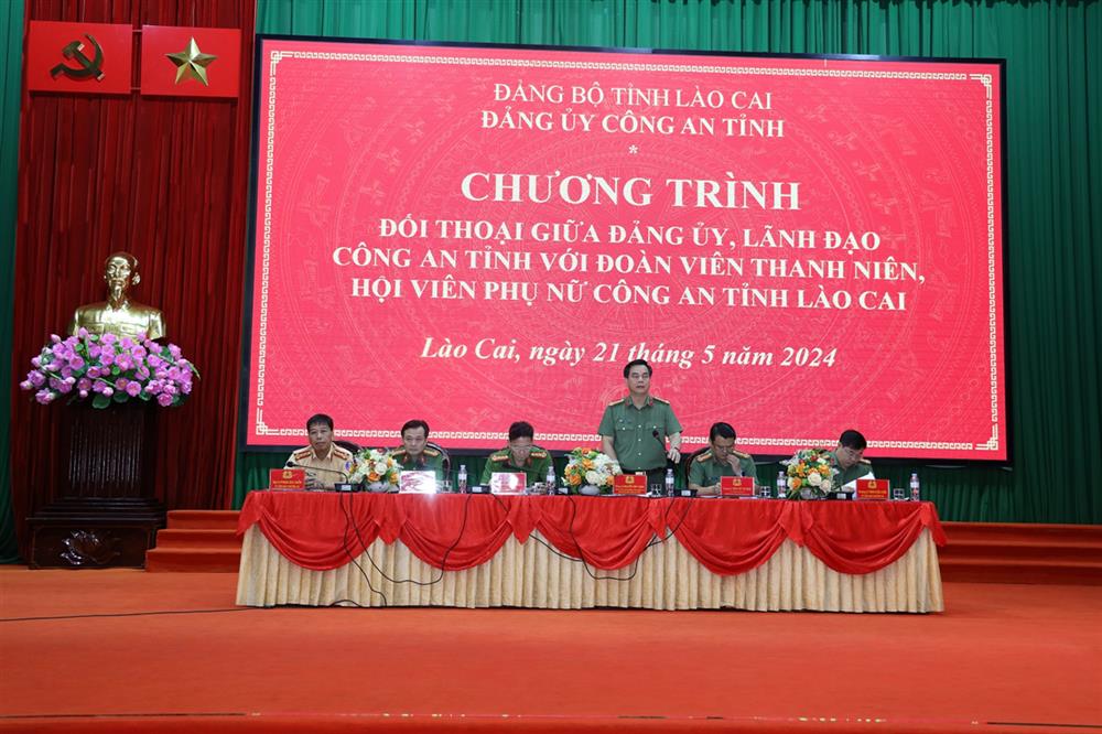 Các đồng chí Lãnh đạo Ban thường vụ Công an tỉnh trực tiếp đối thoại.